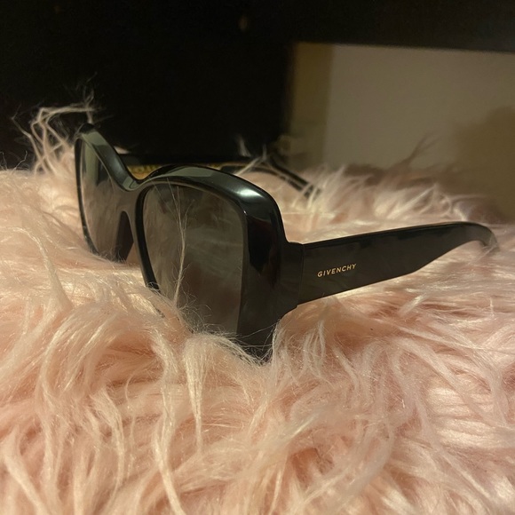GIVENCHY OVERSIZED SUNGLASSES - Picture 3 of 5